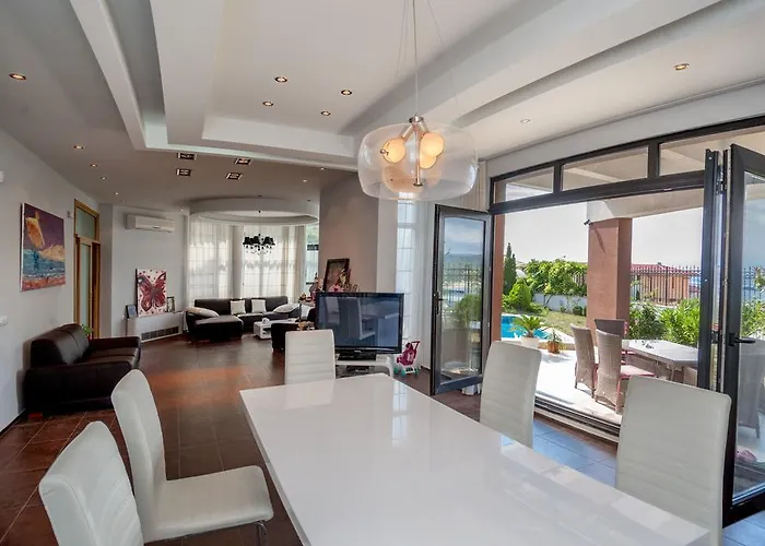 ヴィラ Luxury House On Buzhaka